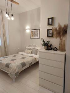 1 dormitorio blanco con 1 cama y vestidor en Old Town Warsaw Joanna's Apartments en Varsovia