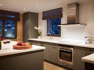 Η κουζίνα ή μικρή κουζίνα στο Appartement de standing avec terrasse plein sud, centre Val d'Isère, proche pistes, 8 personnes - FR-1-694-96