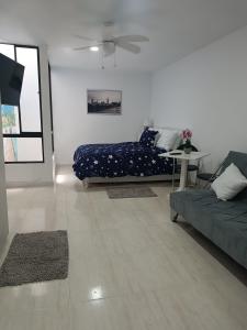 Sala de estar blanca con cama y sofá en Modern apartment/Studio en Pereira