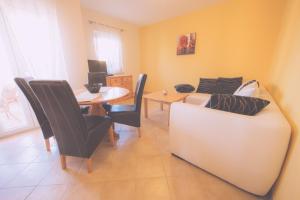 Area tempat duduk di Apartments Meri