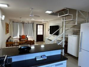 cocina con encimera y cocina con nevera en Apart perto da praia, en Porto Seguro