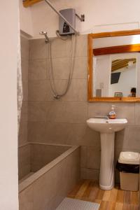 een badkamer met een bad, een wastafel en een douche bij Santo Domingo in Ayacucho