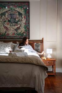 Una mujer acostada en la cama en un dormitorio en The Spirit of the Cape, en Ciudad del Cabo