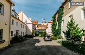 um carro estacionado num beco entre edifícios em Cottage in old town em Vilnius