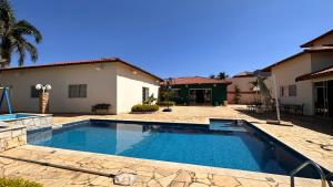 a swimming pool in front of a house at Chácara Familiar Boituva in Boituva