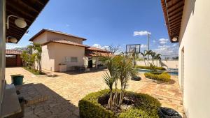 a courtyard with a house and a swimming pool at Chácara Familiar Boituva in Boituva