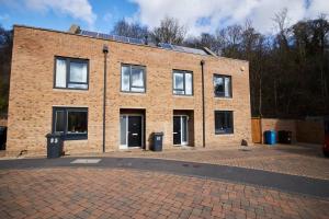 un edificio de ladrillo con ventanas y entrada en Exquisite City Centre house - Parking & Garden, en Sheffield