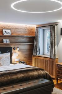 um quarto de hotel com uma cama e uma janela em Hotel Arlberg Lech em Lech am Arlberg