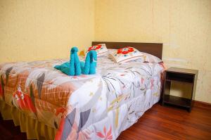 uma cama com dois bichos de peluche em cima em HOSTAL SALARCITO em Uyuni