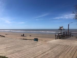 サンタ・テレシータにあるLa casita de la Costaの遊歩道とビーチにいる人々がいるビーチ