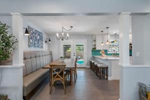 Una cocina y una sala de estar con mesa y sillas. en Clearwater 2 story pool home mins from the beach, en Clearwater