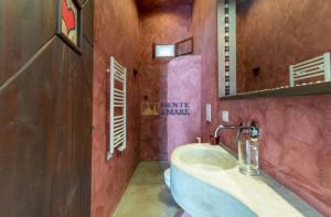 bagno con lavandino e specchio di art resort montalbano a Montalbano