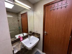 Koupelna v ubytování Stylish 1-Bedroom in JVC