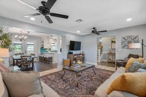 una sala de estar con un sofá y una mesa en Clearwater 2 story pool home mins from the beach, en Clearwater