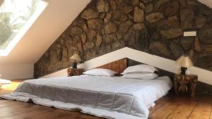 Un pat sau paturi într-o cameră la Captain's Cabin