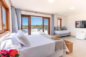 - une chambre avec un lit et une vue sur l'océan dans l'établissement Bahia Soul - Lake House - Barra Grande - Península de Maraú, à Barra Grande