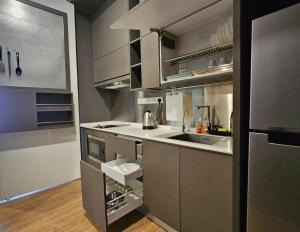Virtuvė arba virtuvėlė apgyvendinimo įstaigoje Luxurious Ceylonz Suite near Bukit Bintang 4pax