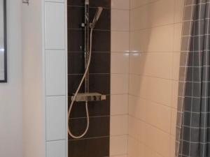 eine Dusche mit Duschkopf im Bad in der Unterkunft Maison Locmaria, 2 pièces, 2 personnes - FR-1-418-223 in Locmaria