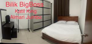 a bedroom with a bed and a sign that says silk big boss kitt king at Sungai Udang Homestay 4 bilik in Melaka +21 photos