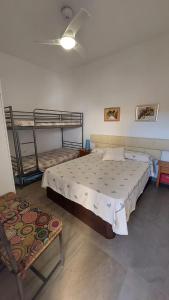een slaapkamer met 2 stapelbedden en een plafondventilator bij Villa Rubia in Málaga
