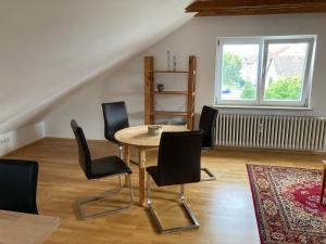 a dining room with a table and chairs and a window at Ferienwohnung Jeßberger in Bad Königshofen im Grabfeld