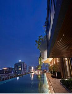 Piscina de la sau aproape de Luxurious Ceylonz Suite near Bukit Bintang 4pax