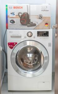 una lavatrice con un controller sopra di Διαμέρισμα με αυλή στη Μέλισσα a Xánthi