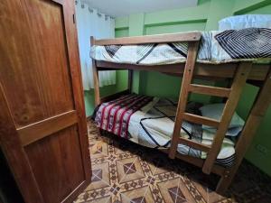 Zimmer mit 2 Etagenbetten in einem Zimmer in der Unterkunft Julio Reyna Apartamento in Cusco