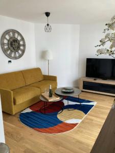 a living room with a couch and a table at Very nice 40m quiet with parking space in Suresnes