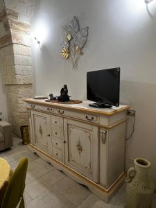 een tv op een dressoir in een kamer bij Il Bassotto in Brindisi