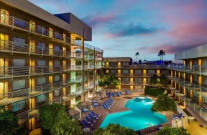 een luchtzicht op een hotel met een zwembad bij DoubleTree Suites by Hilton Phoenix in Phoenix