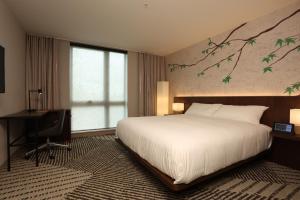 Un pat sau paturi într-o cameră la Cedartree Hotel Portland Hillsboro