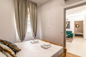 アテネにあるDe lenco Residence 2のベッドルーム1室(ベッド1台、タオル2枚付)