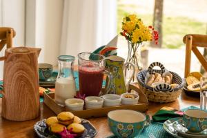 - une table recouverte d'un plateau de lait et de biscuits dans l'établissement Casa Mandala Corumbau, à Corumbau