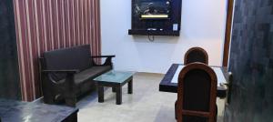 uma sala de estar com uma cadeira e uma mesa em ANDAMAN VILLA em Port Blair