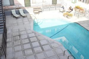 an overhead view of a swimming pool on a building at Hollywood Business Apartments in Los Angeles