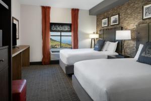 Een bed of bedden in een kamer bij Golden Nugget & Gold King Mountain Inn