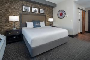Una cama o camas en una habitación de Golden Nugget & Gold King Mountain Inn