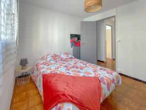 LE CHAVE في مارسيليا: غرفة نوم بسرير وبطانية حمراء