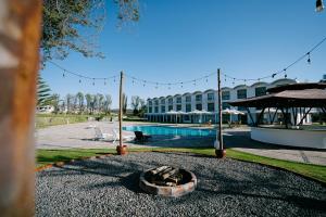 a backyard with a swimming pool and a building at El LAGO HOTEL by Luoxo in Arequipa
