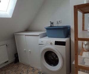 a washing machine with a sink on top of it at Ferienwohnung Sonne in Beltheim