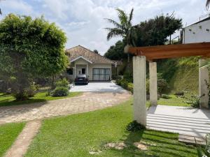a house with a driveway and a garage at Magnífica casa de campo, próxima a São Paulo!! in Santana de Parnaíba