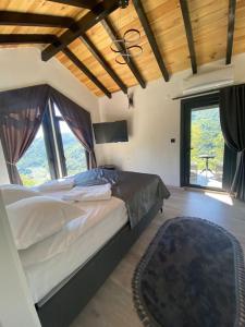 1 dormitorio con cama y ventana grande en Sapanca Felix Suit Bungalow, en Sakarya