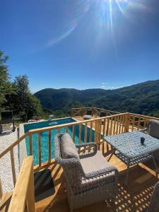 una terraza con mesa, sillas, mesa y vistas en Sapanca Felix Suit Bungalow, en Sakarya