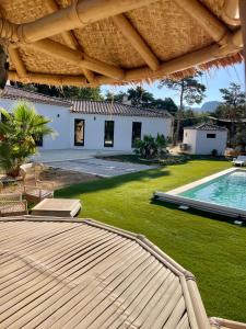 un patio trasero con piscina y una casa en Chambre d hôtes LA MANDALA en Plan dʼAups