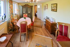 a dining room with a table and chairs in a room at Ferienwohnung mit ländlichem Charme in Rodgau