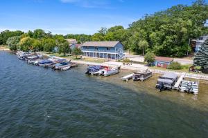 un grupo de barcos estacionados en la orilla de un lago en Fife Lake Lodge 2BR with Kitchen & Lake Views en Fife Lake