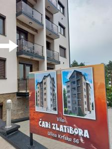 um sinal em frente a um edifício em Apartman Stevanovic Zlatibor em Zlatibor