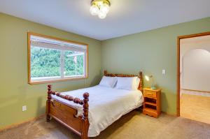 een slaapkamer met een bed en een raam bij Riverfront Vacation Rental - 4 Mi to Wallace Falls in Sultan