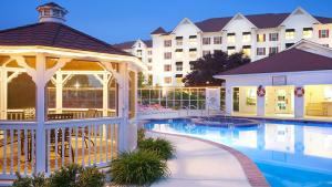 uma piscina com um gazebo e um hotel em Bluegreen Vacations Suites at Hershey em Hershey